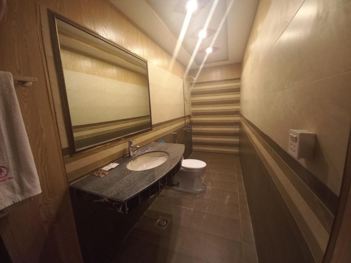 Premier Inn Johar Town Лахор Экстерьер фото