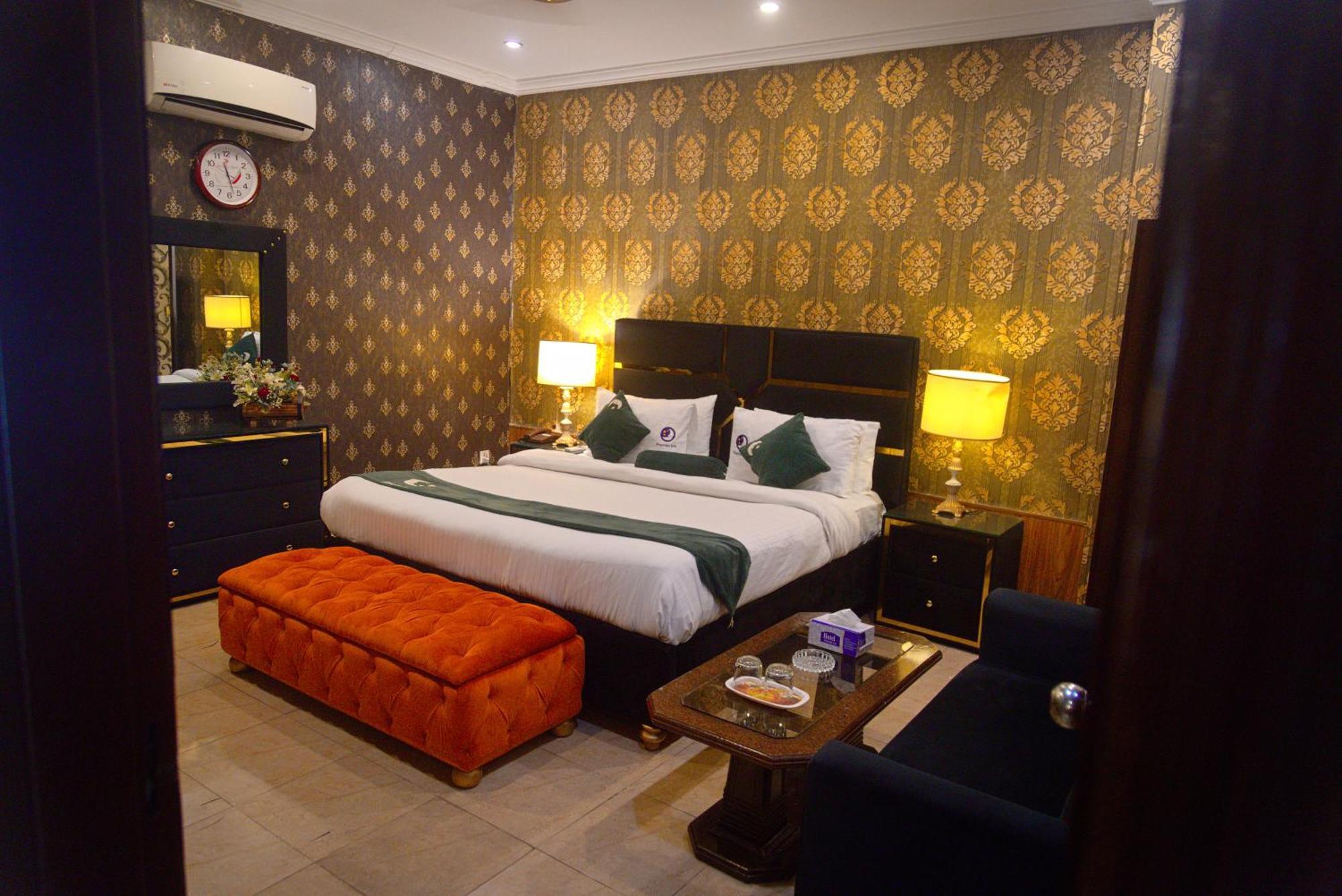 Premier Inn Johar Town Лахор Экстерьер фото