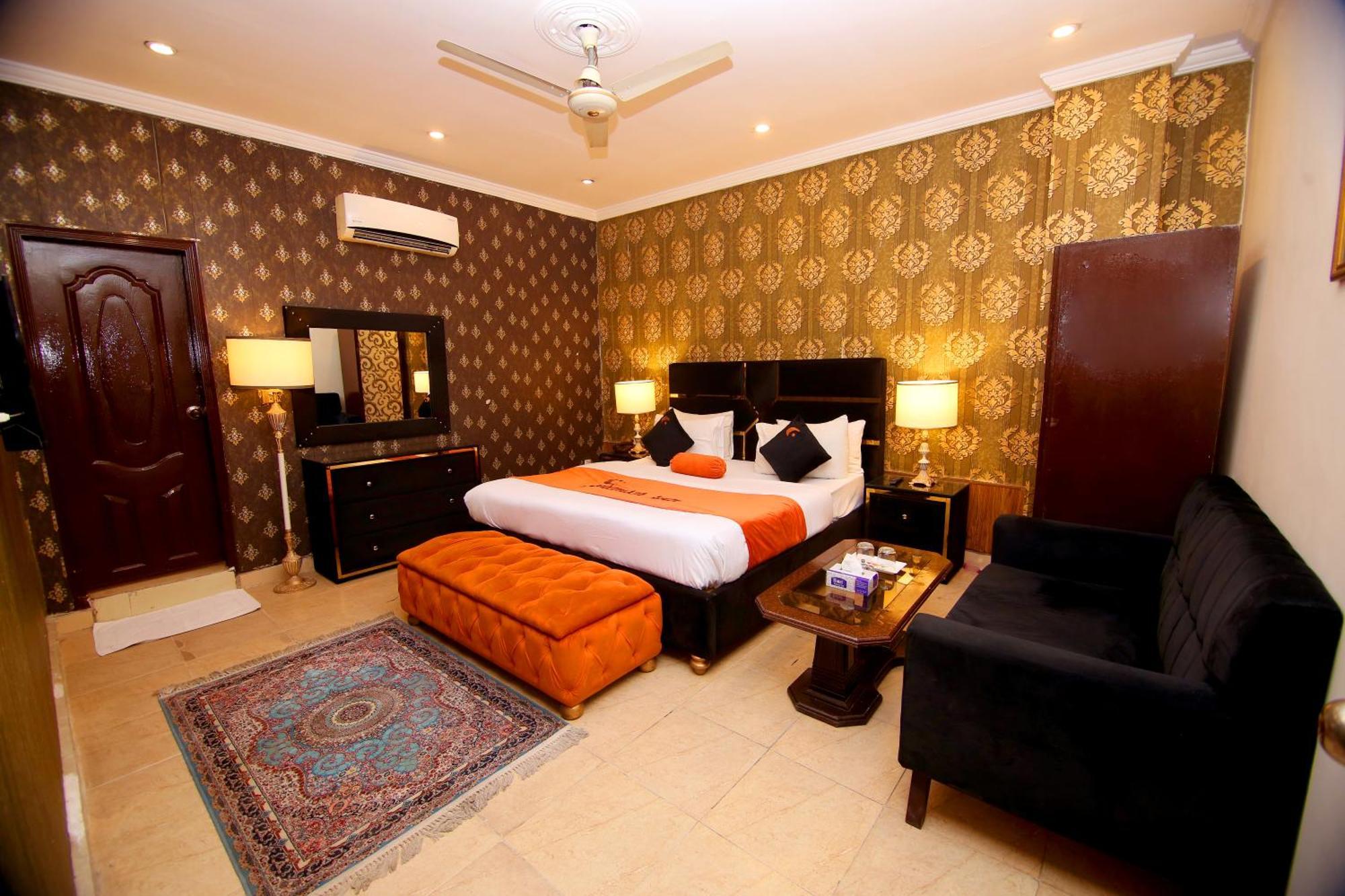 Premier Inn Johar Town Лахор Экстерьер фото