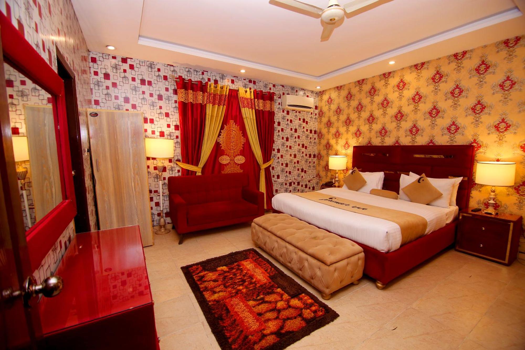 Premier Inn Johar Town Лахор Экстерьер фото